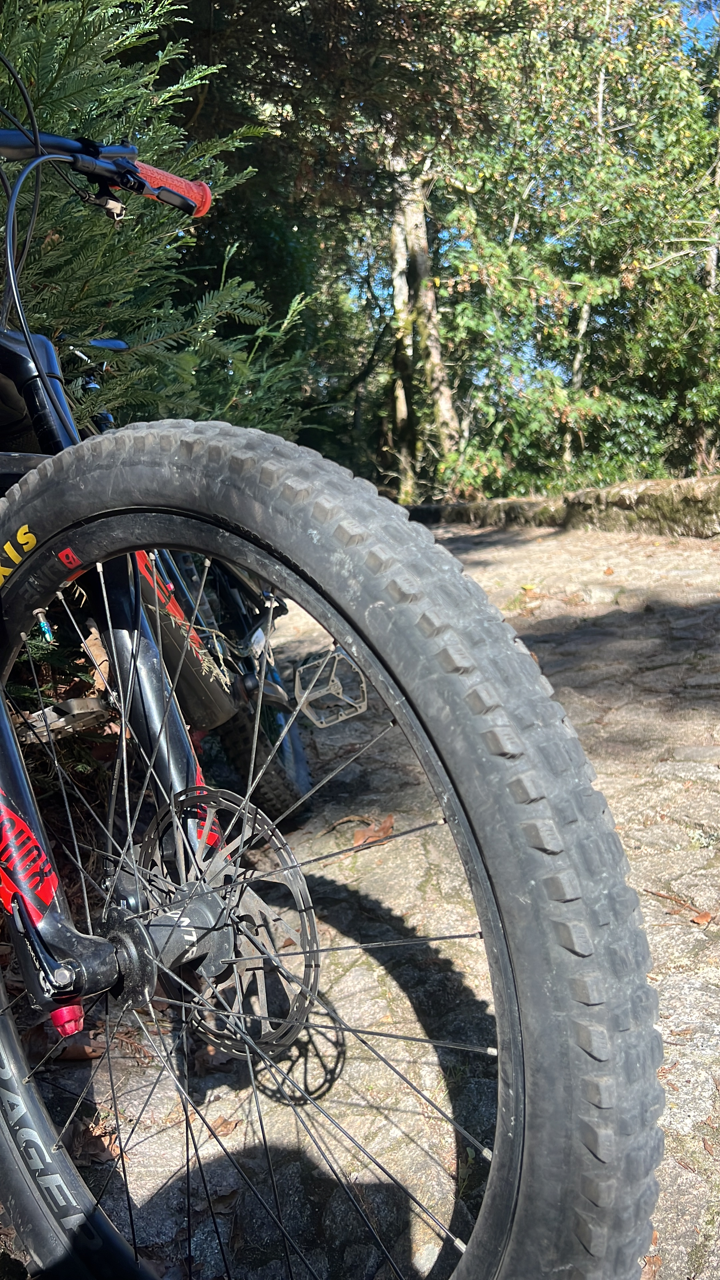 Original: fotografia de bicicleta, 2160 por 3840 píxeis